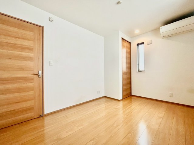 杉並区阿佐谷南3丁目　中古戸建の洋室|全居室収納付きですので、お部屋を有効的に使うことが出来ます！

現地ご見学希望・資料請求などお気軽にお問い合わせ下さい！
03-5990-5201