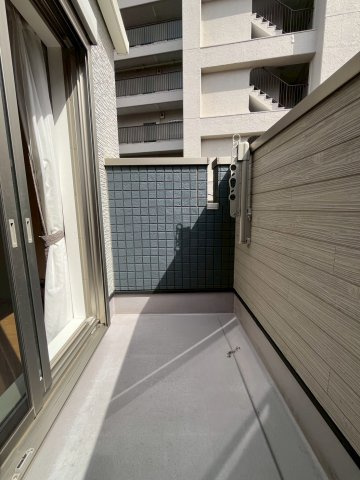 杉並区阿佐谷南3丁目　中古戸建のバルコニー|陽当り良好の南向きバルコニーで、お洗濯物干しもはかどります。

現地ご見学希望・資料請求などお気軽にお問い合わせ下さい！
03-5990-5201