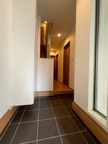 杉並区阿佐谷南3丁目　中古戸建の玄関|玄関横にはシューズボックスがついているため、片付いた玄関がキープできます！

現地ご見学希望・資料請求などお気軽にお問い合わせ下さい！
03-5990-5201