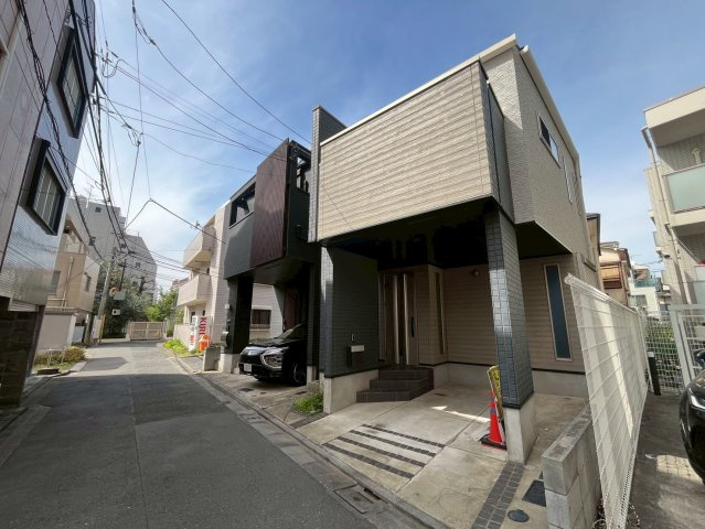 杉並区阿佐谷南3丁目　中古戸建の駐車場|カースペースもしっかり確保。車での移動が欠かせないファミリーにも嬉しいプランです。

現地ご見学希望・資料請求などお気軽にお問い合わせ下さい！
03-5990-5201
