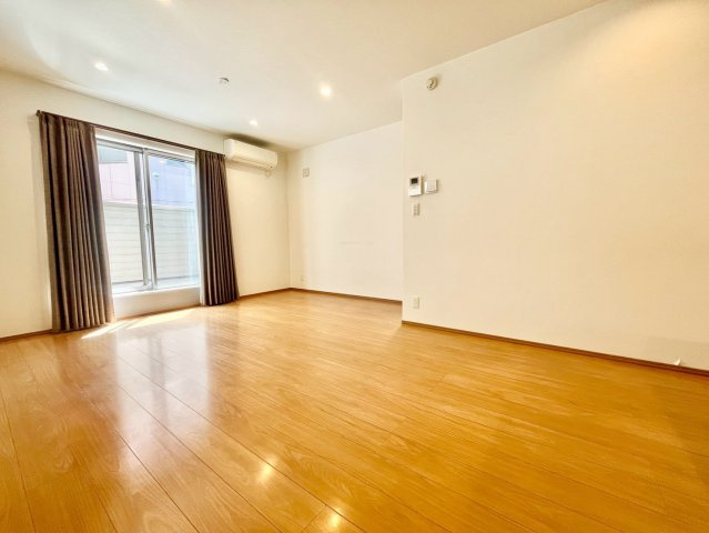 杉並区阿佐谷南3丁目　中古戸建の居間・リビング|南向きのバルコニーから明るい陽射しが降り注ぐ、寛ぎのリビング。

現地ご見学希望・資料請求などお気軽にお問い合わせ下さい！
03-5990-5201