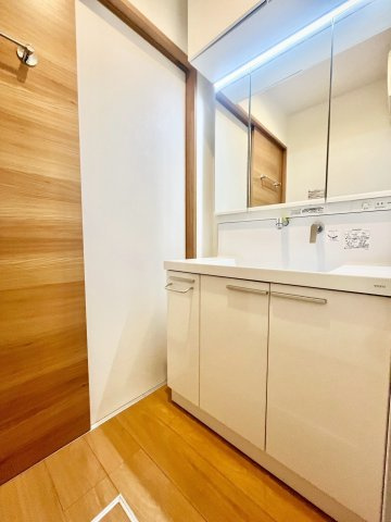 杉並区阿佐谷南3丁目　中古戸建の独立洗面台|清潔感のあるプライベート空間は、身だしなみチェックやお肌のお手入れに最適です。

現地ご見学希望・資料請求などお気軽にお問い合わせ下さい！
03-5990-5201