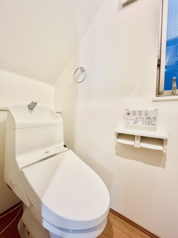杉並区阿佐谷南3丁目　中古戸建のトイレ|ウォシュレット付きのトイレはいつも快適！

現地ご見学希望・資料請求などお気軽にお問い合わせ下さい！
03-5990-5201