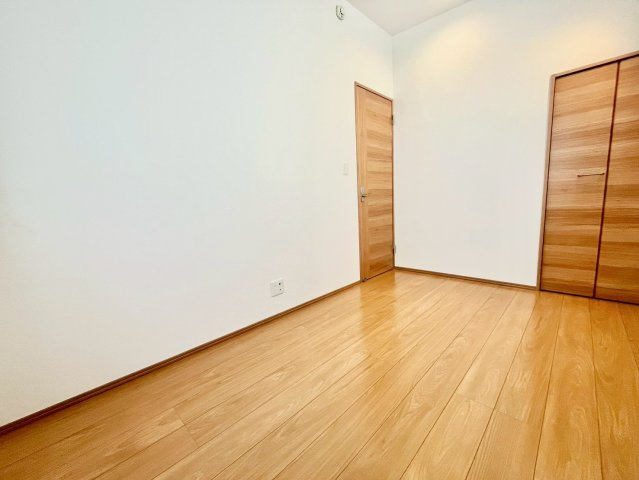 杉並区阿佐谷南3丁目　中古戸建の洋室|自分だけのプライベート空間。明るく温もりを感じることができる居室です。

現地ご見学希望・資料請求などお気軽にお問い合わせ下さい！
03-5990-5201