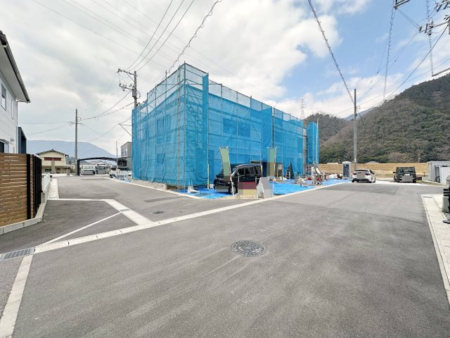 安佐北区深川7丁目 No.17の前面道路含む現地写真|前面道路は幅員約6mもあるため運転が苦手な方も安心です♪