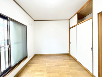 【洋室】 | 豊中市服部寿町２丁目中古戸建 | 現在ご返済中のカーローン・カードローン・教育ローンなどを住宅ローンに一本化したり、家具家電購入費用・引越し費用を住宅ローンと組み合わせるなど、お客さまにメリットの多い住宅ローンのご提案が可能です。