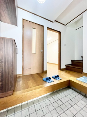 【エントランス】 | 豊中市服部寿町２丁目中古戸建 | こちらのサイトに掲載されている全ての物件が、当社にてご紹介可能です！気になる物件がありましたら、弊社スタッフまでお気軽にお問合せ下さいま