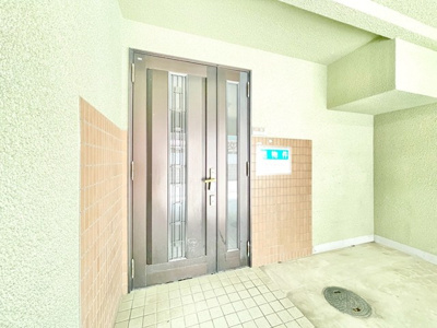 【エントランス】 | 豊中市服部寿町２丁目中古戸建 | サイトに掲載されていない箇所の写真、撮影してお届けさせて頂きます！気になる物件で、見たい部分の画像が無い場合は、弊社スタッフまでご連絡下さいませ。お客様の気になる箇所を、カメラにて撮影して参ります！