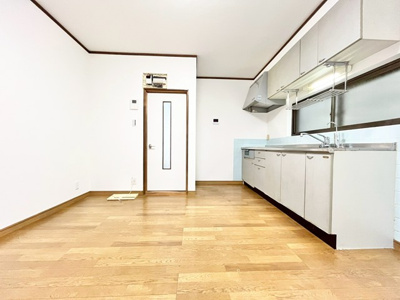 【居間・リビング】 | 豊中市服部寿町２丁目中古戸建 | エイブル売買事業部では、箕面市・豊中市・吹田市・池田市・茨木市・高槻市の北摂エリア全域で、物件のご紹介を致しております。北摂エリアにて購入物件をお探しの際は、当社までお問合せ下さいませ。