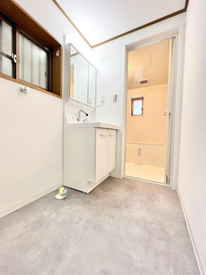【独立洗面台】 | 豊中市服部寿町２丁目中古戸建 | 物件を比較検討したいお客様には、「物件比較見学プラン」をご用意しております。こちらの物件だけでなく、お客様の希望に沿った物件を、いくつかまとめてご案内させて頂きます。