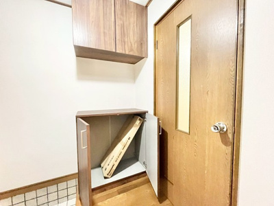 【玄関】 | 豊中市服部寿町２丁目中古戸建 | こちらの物件近くの教育施設や、スーパー・公園など、物件周辺の住環境を併せてご案内させて頂きます。ぜひ、現地での暮らしをイメージなさって下さい！