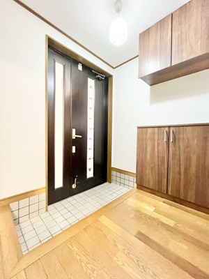 【玄関】 | 豊中市服部寿町２丁目中古戸建 | こちらのサイトに掲載されている全ての物件が、当社にてご紹介可能です！気になる物件がありましたら、弊社スタッフまでお気軽にお問合せ下さいませ。