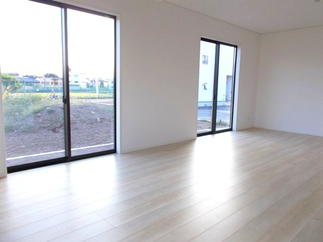 クレイドルガーデン高崎市足門町第9　1号棟（平屋）の居間・リビング|ゆったり過ごせる17.7帖リビングです
人気の対面式キッチンを配した空間はお好みの家具も合わせやすく、家族がくつろぐ快適な空間造りをサポート。窓からは明るい陽光が差し込みます。