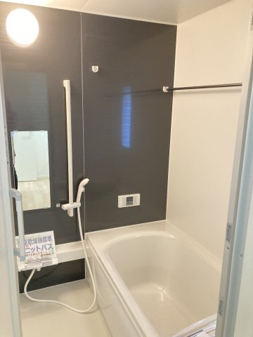クレイドルガーデン高崎市足門町第9　1号棟（平屋）の浴室|１坪タイプのフルオートバスです！
足を延ばして入れる広さなので一日の疲れも癒されますよ♪
室内物干しや浴室乾燥機もあるのでお天気の悪い日にはランドリースペースとしてもご利用できます！