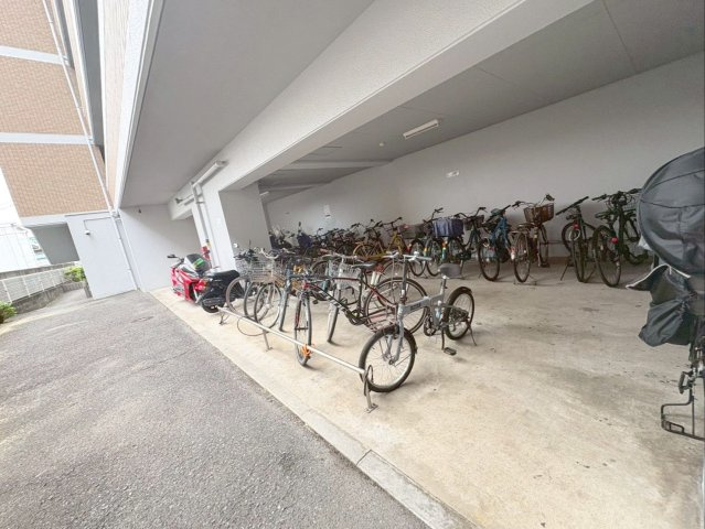 ラポール板付の駐輪場|雨を遮る屋根付きの駐輪場！