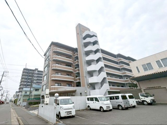 ラポール板付の外観|徒歩圏内にスーパーやコンビニがあり、日々の買い物に便利です！