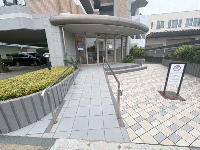 ラポール板付|ベビーカーや車イスなども通行しやすいスロープ付きです！