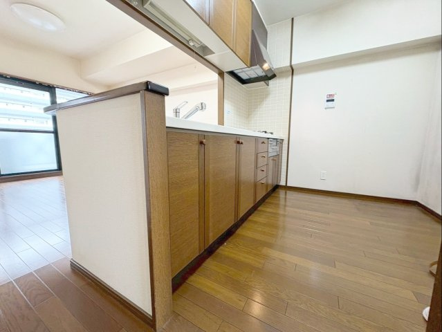 ラポール板付のキッチン|リビングの様子をみながら家事ができる対面式のキッチンです！