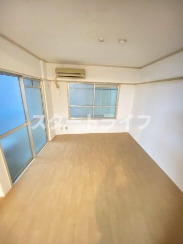 大阪市淀川区西中島４丁目の賃貸マンションの居間・リビング