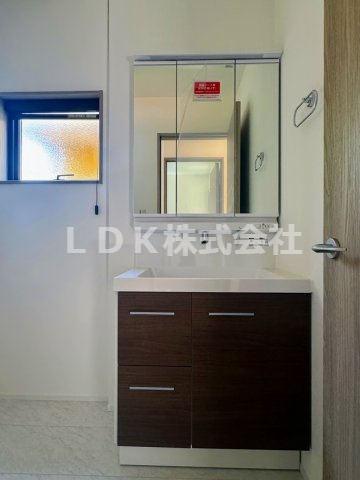 【独立洗面台】 | 未入居戸建／ふじみ野市上福岡３丁目（全1棟） | 1F／洗面台／3面鏡付き