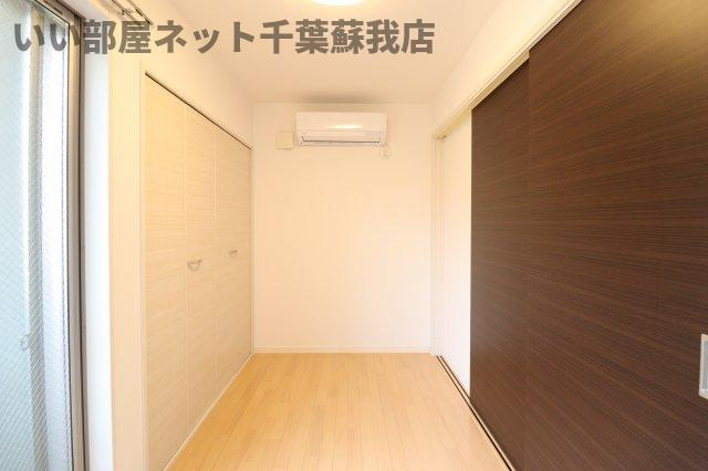 コスモス千葉寺の寝室|広くて明るい寝室