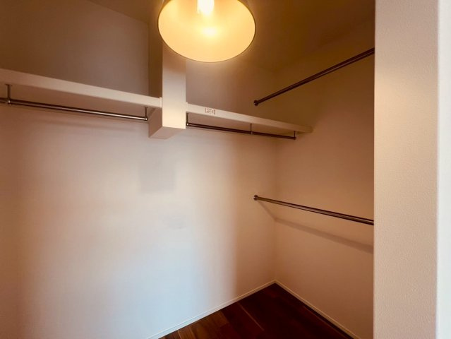 【収納】 | 練馬区富士見台４丁目　中古戸建て | 収納力豊富なWICで衣類をすっきり整理できる便利な空間
