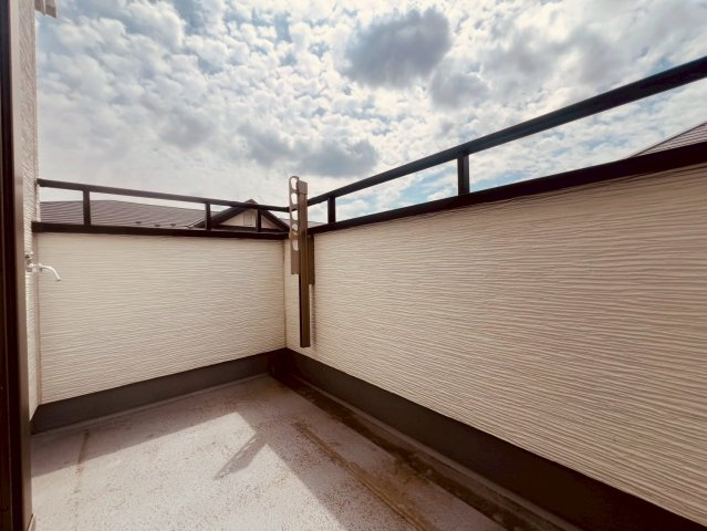 【バルコニー】 | 練馬区富士見台４丁目　中古戸建て | 開放感のあるバルコニーで、洗濯物も気持ちよく干せるスペース