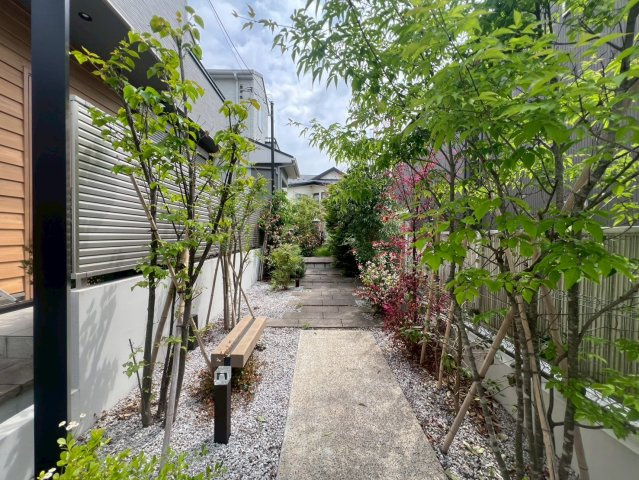 【エントランス】 | 練馬区富士見台４丁目　中古戸建て | 上質な雰囲気のエントランスが住まい全体の印象を引き立てる空間