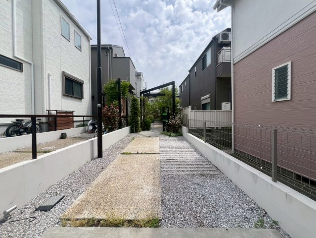 【駐車場】 | 練馬区富士見台４丁目　中古戸建て | ゆとりある駐車スペースで、車の出し入れもスムーズに行える設計