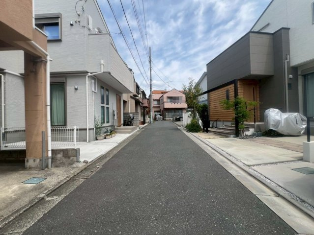 【前面道路含む現地写真】 | 練馬区富士見台４丁目　中古戸建て | 見通しの良い前面道路で、車の出入りも安心して行える環境
