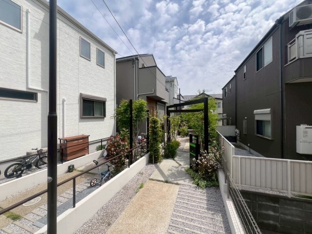 【外観】 | 練馬区富士見台４丁目　中古戸建て | 洗練されたフォルムと上品な色合いが、高級感を与えている印象