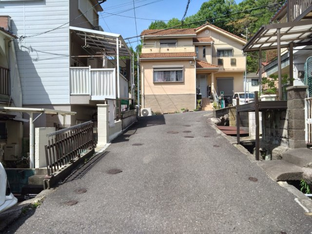 中古テラスハウス　大東市北条6丁目（昭和46年築）の前面道路含む現地写真