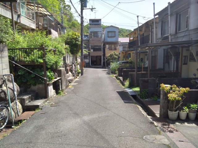 中古テラスハウス　大東市北条6丁目（昭和46年築）の前面道路含む現地写真