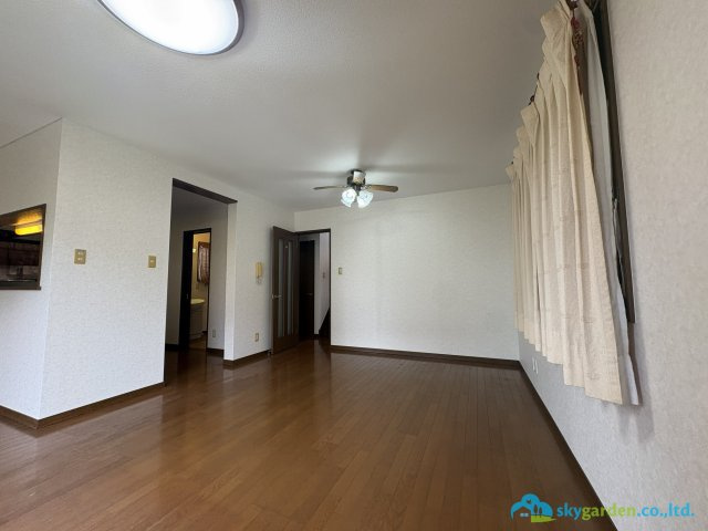 藤沢市葛原　中古戸建　全1棟の居間・リビング|ゆったり過ごせる居間です