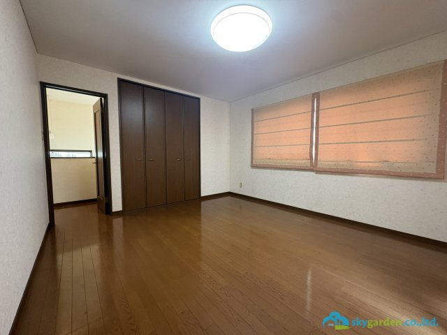 藤沢市葛原　中古戸建　全1棟の寝室|広くて明るい寝室