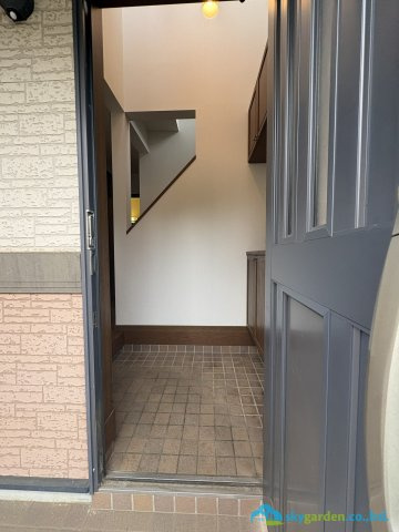 藤沢市葛原　中古戸建　全1棟の玄関|明るい玄関です
