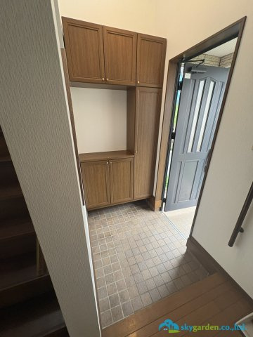 藤沢市葛原　中古戸建　全1棟の玄関|ゆったりとした玄関です