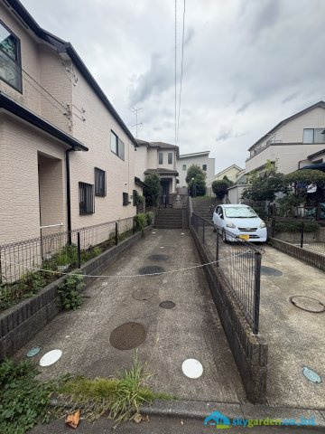 藤沢市葛原　中古戸建　全1棟の駐車場|駐車場があります