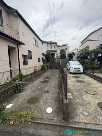 藤沢市葛原　中古戸建　全1棟の駐車場|駐車場があるので、車を買う予定の方も安心です