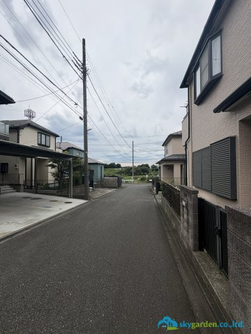 藤沢市葛原　中古戸建　全1棟の前面道路含む現地写真|前面道路含む現地写真です
