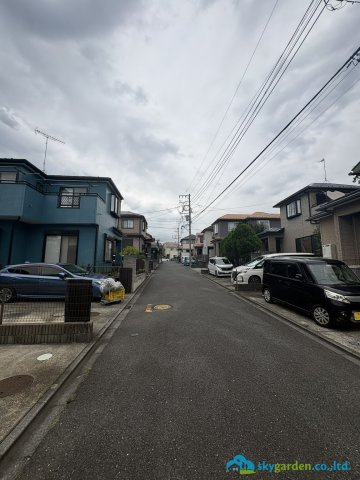 藤沢市葛原　中古戸建　全1棟の前面道路含む現地写真|前面道路含む現地写真です