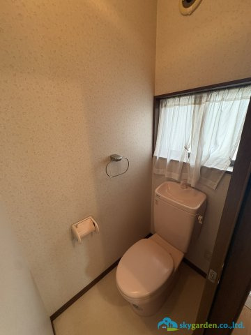 藤沢市葛原　中古戸建　全1棟のトイレ|落ち着いた色調のトイレです