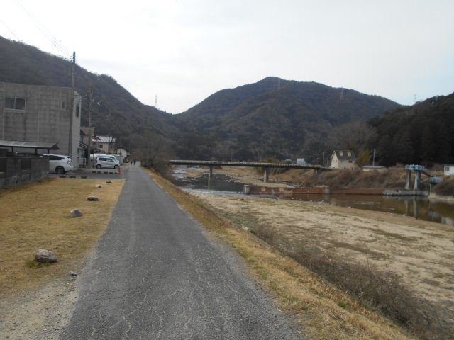 安佐北区白木町大字秋山の前面道路含む現地写真|前面道路は幅員約2.5mですが、開放的で運転のストレスはありません♪