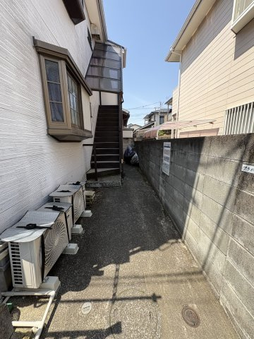 三鷹市上連雀５丁目のアパートのエントランス