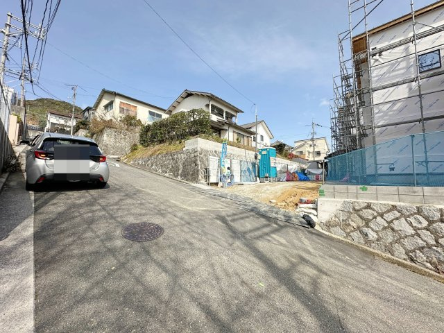 西区高須4丁目 No.2の前面道路含む現地写真|奥は行き止まりのため、交通量も少なく小さなお子様がいるご家族にも安心してお住みいただけます！