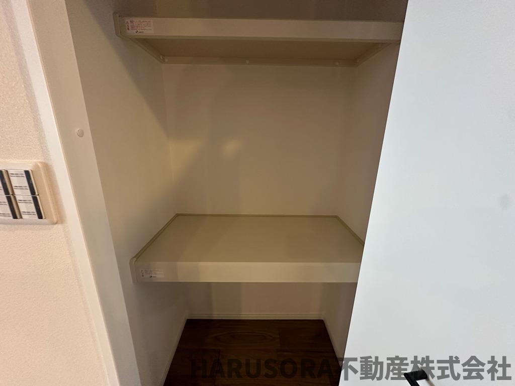 東大阪市今米１丁目　３階建の収納