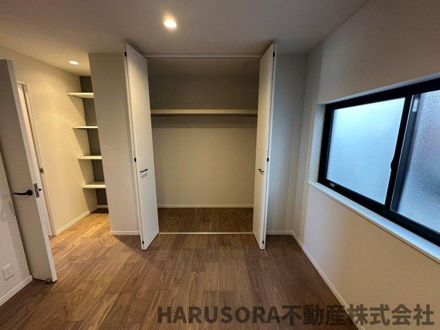 東大阪市今米１丁目　３階建の収納