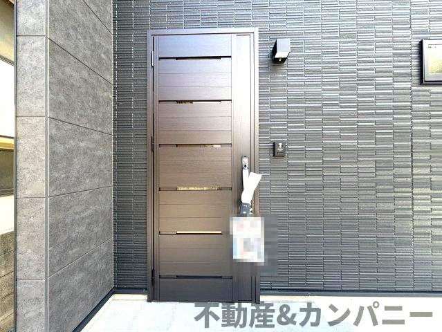 南梅本町の新築のおうち　松山市南梅本町新築戸建の玄関|きれいな玄関です