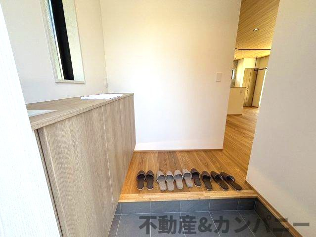 南梅本町の新築のおうち　松山市南梅本町新築戸建の玄関|ゆったりとした玄関です