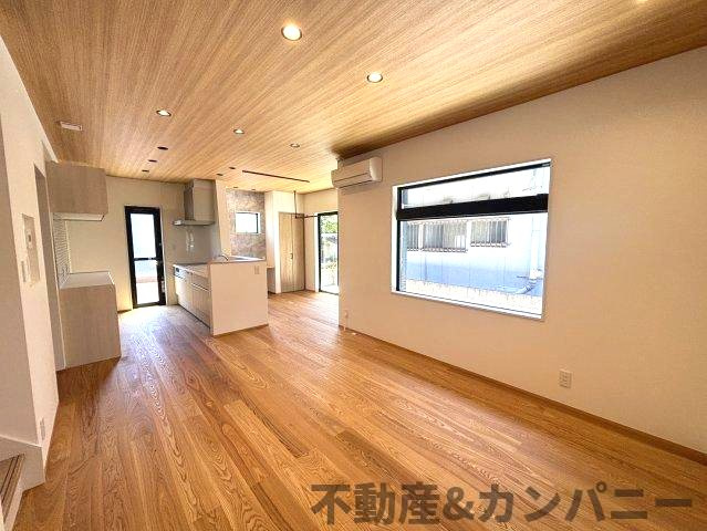 南梅本町の新築のおうち　松山市南梅本町新築戸建の居間・リビング|落ち着いた色合いのリビングです